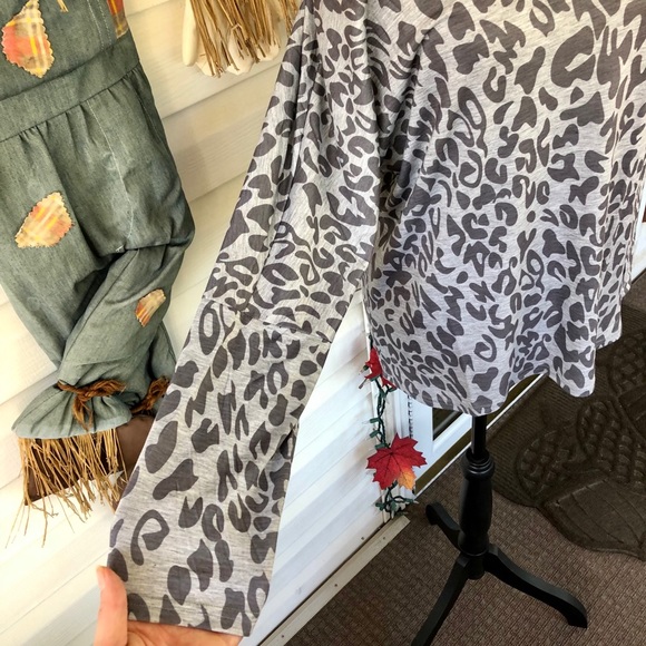 🍃LAST 1💕NWT Gray Leopard Scoop Neck L/S Top💕 - Picture 14 of 15